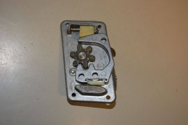 Trabant gy�ri �j bels� reteszes jobb ajt�z�r + �tk�z�