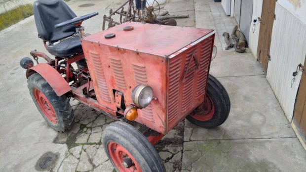 Trabant motoros kistraktor munka eszközökkel eladó!