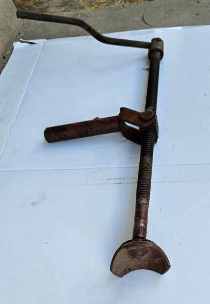 Trabant szerel�shez emel� eredeti adom a ker�kkulcsot is hozz�