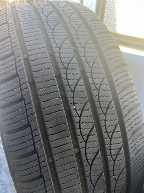 Tracmax téligumi 225/45r17 94v 2024