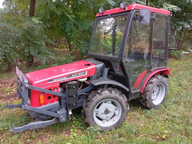 Traktor Agt 835
