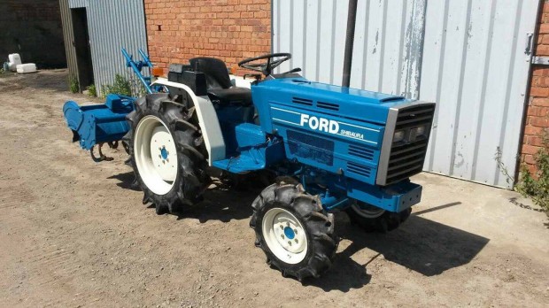 Traktor Ford 4X4 + tartozkok