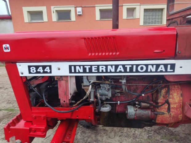 Traktor IH International 844 típus bontott motor alkatrész