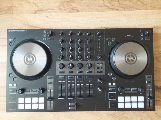 Traktor Kontrol S3 - Native Instruments DJ controller