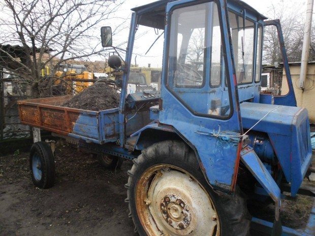 Traktor T 16 billens elad