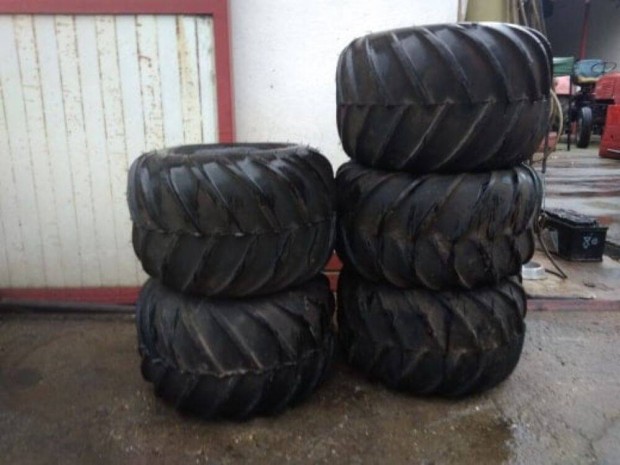 Traktor, quad, kommunális gép