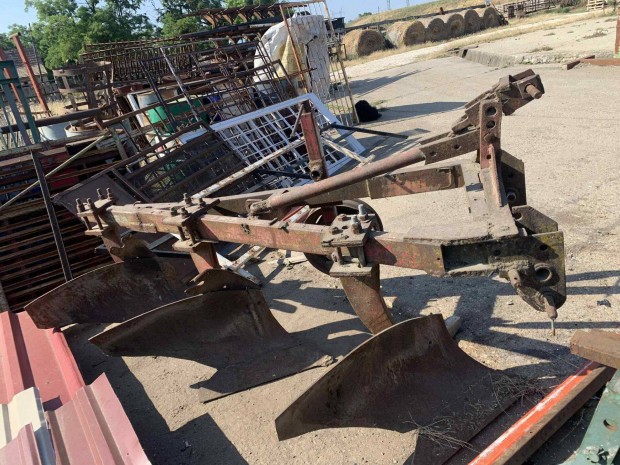 Traktor alkatrész 3-as eke (háromfejes eke)
