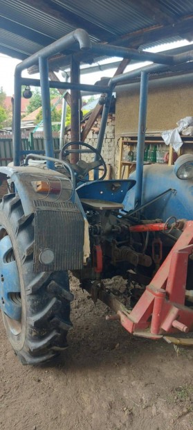 Traktor eladó Fűkaszával