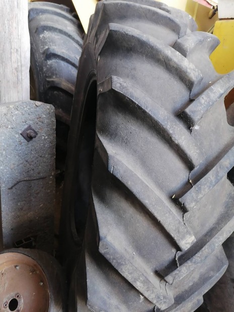 Traktor gumik elad� 