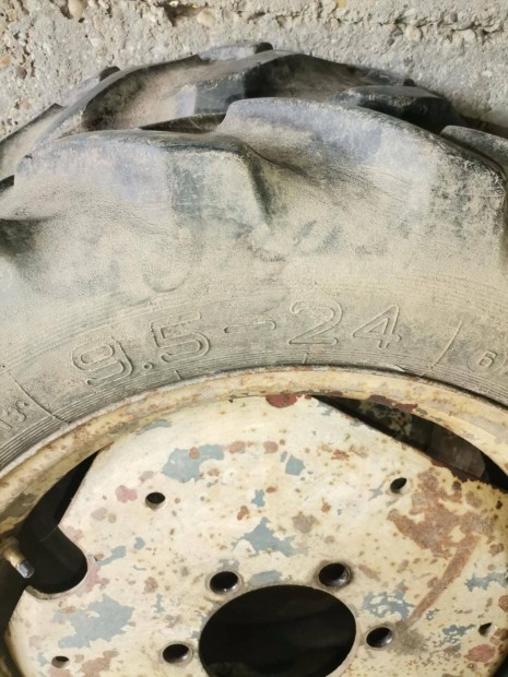 Traktor hátsó kerekek eladók, csere. 15-24 illetve 9,5-24, kettő pár