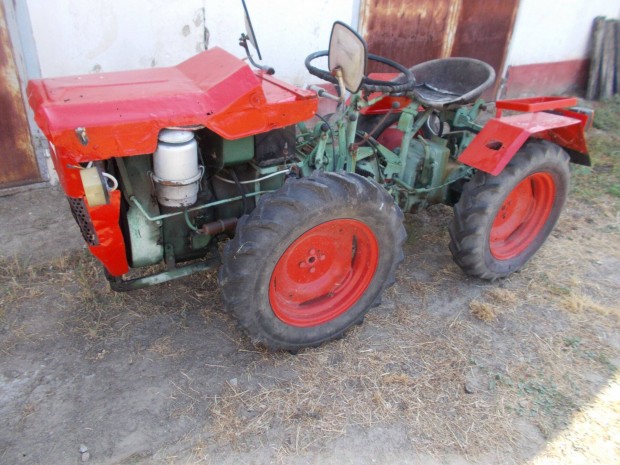 Traktor kertigép kistraktor képen láthato jo állapotban