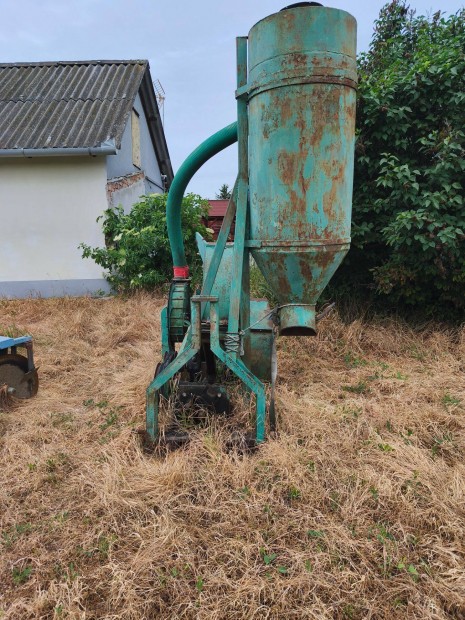 Traktor meghajtású terménydaráló