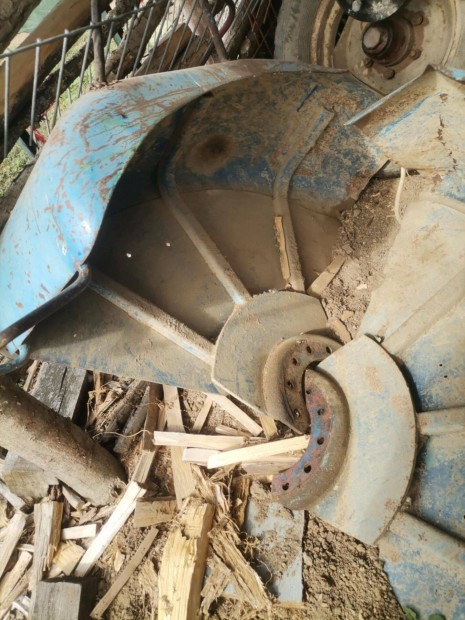 Traktor sárvédők eladók 24colos kerekek felett voltak, de jó lehet töb
