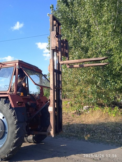 Traktor targonca torony elad