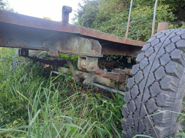 Traktor ut�nfut� elad�