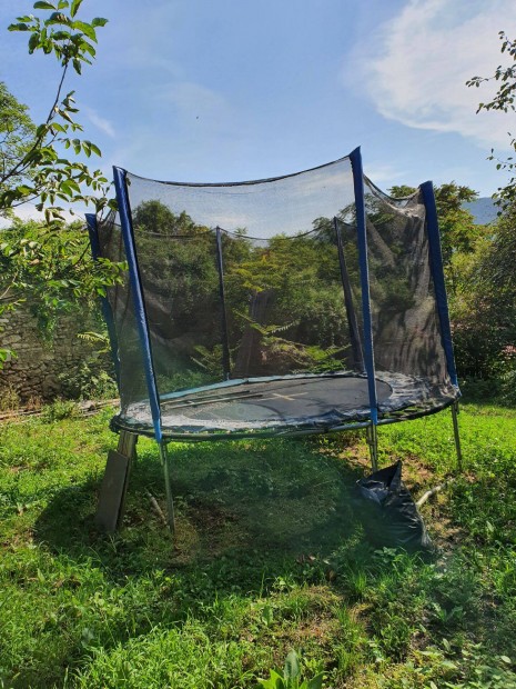 Trambulin 250 cm átmérőjű, szivacs cserére szorul