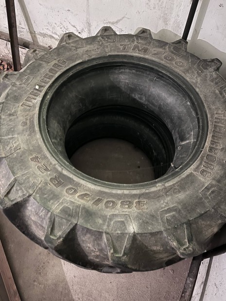 Trelleborg TM700 380/70 R24 traktor gumi - jó állapotban, repedé