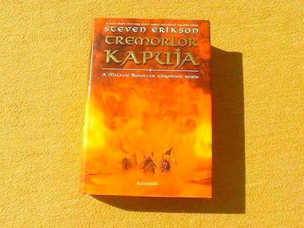 Tremorlor kapuja - Steven Erikson - j