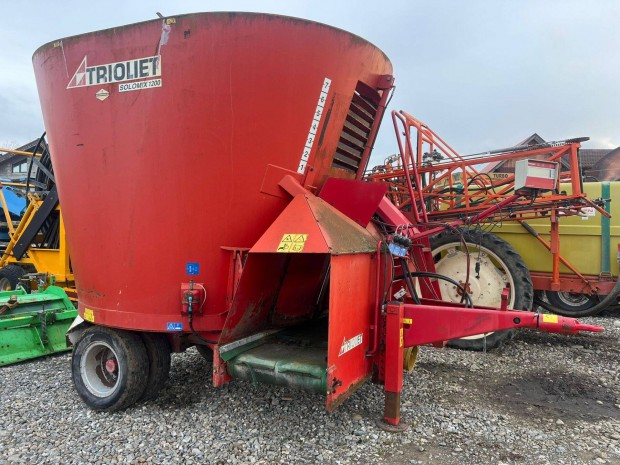 Trioliet �s Bvl takarm�nykever� kioszt� kocsi 12 �s 9 m3