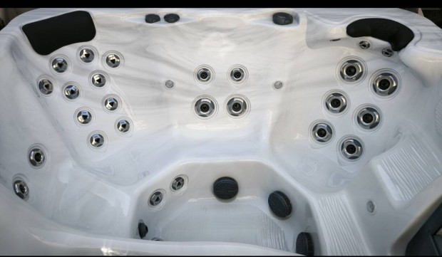 Tropic Sea jakuzzi 5 személyes 2023 As model