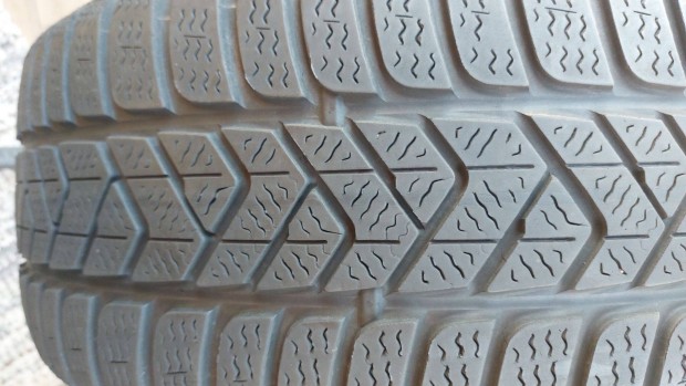 Ttt Gyári szerelésű,újszerű Pirelli 225/40r18 téli gumi