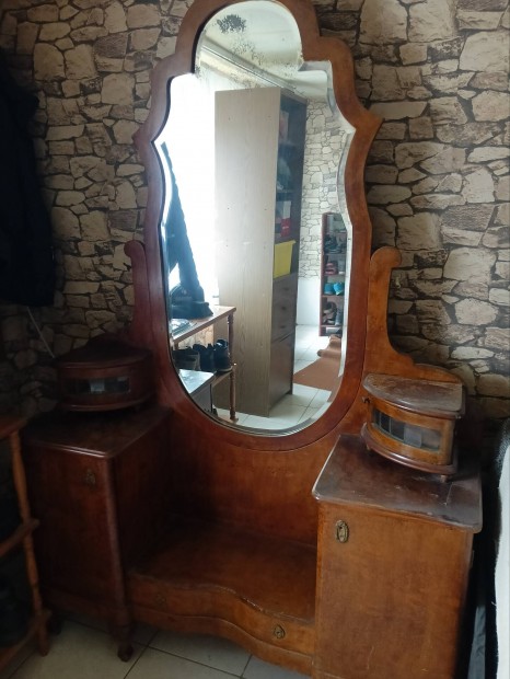 T�kr�s szekr�ny elad� 