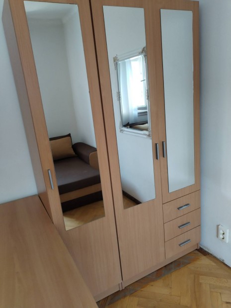 Tükrös szekrénysor
