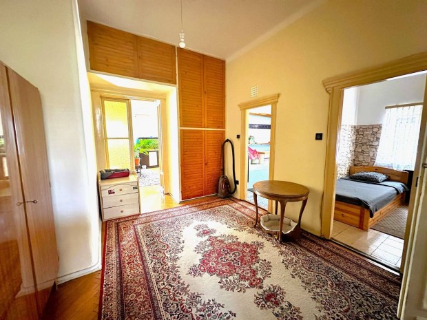 Tulajdonost�l 3 szob�ss� alak�that�, erk�lyes lak�s gar�zzsal, pinc�v,