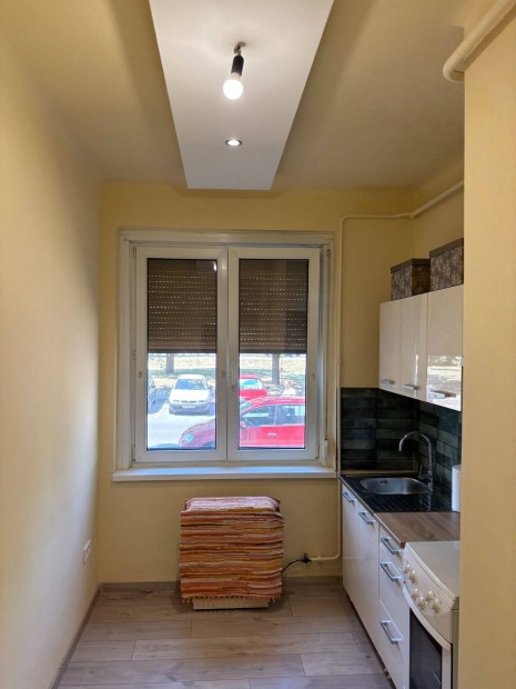 Tulajdonost�l -Elad� P�cs Ur�nv�ros T�glalak�s 54 NM F�ldszint