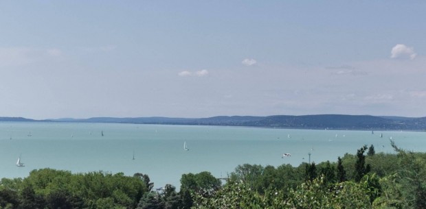 Tulajdonost�l, �r�k Balatoni Panor�m�s Telek