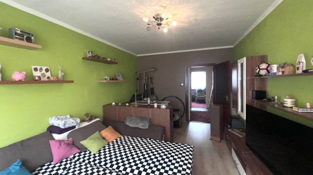 Tulajdonost�l elad�: Vil�gos, 3. emeleti lak�s a Batthy�ny utc�ban XIX