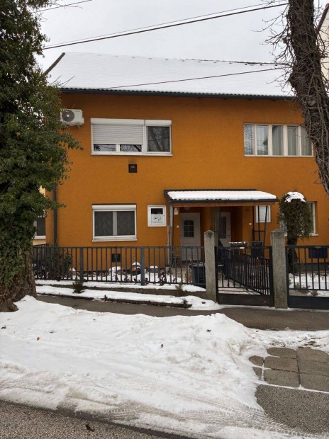 Tulajdonost�l elad� sorh�z Veszpr�m Cholnoky Jen� utc�ban