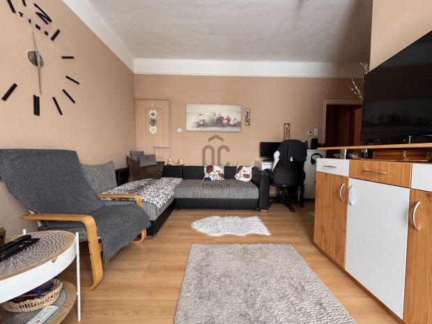 T�nem�nyes kislak�s F�ton elad�