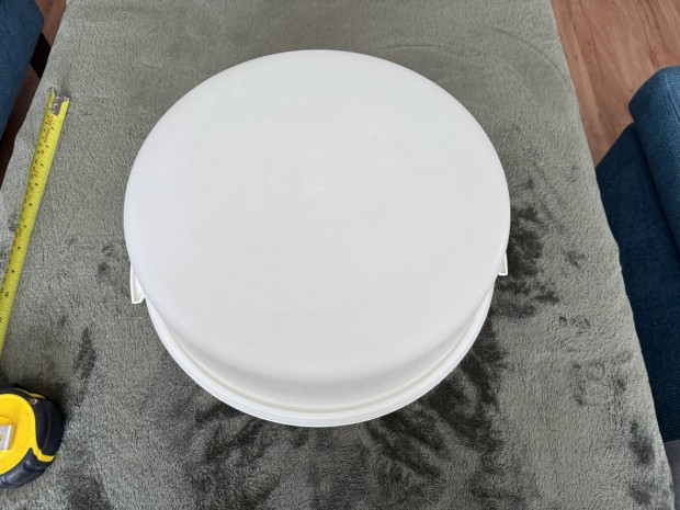 Tupperware tortatartó
