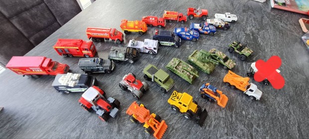 Tűzoltó, swat, rendőr-, katonai autó, traktor, tank. Darabár.