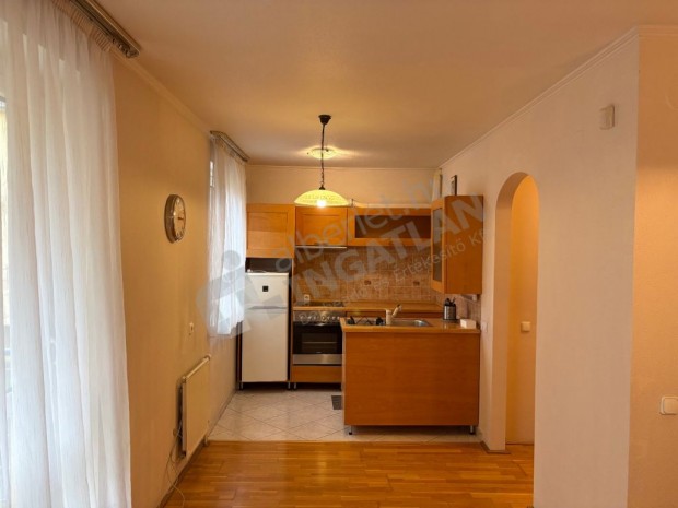 T�zolt� utc�ban �jszer�, erk�lyes b�torozatlan garzon kiad�