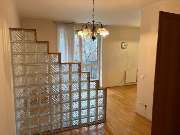 T�zolt� utc�ban �jszer�, erk�lyes b�torozatlan garzon kiad�