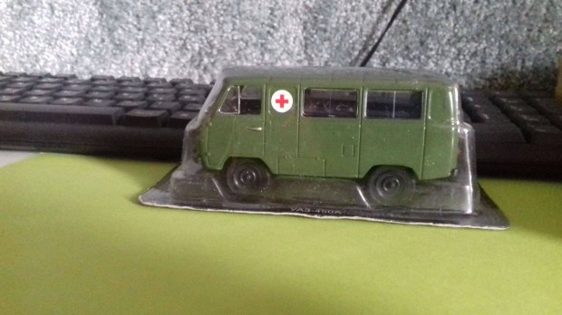 UAZ katonai mentő modellautó 1:43