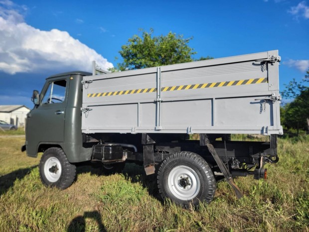 UAZ piros rendszmos lassjrm