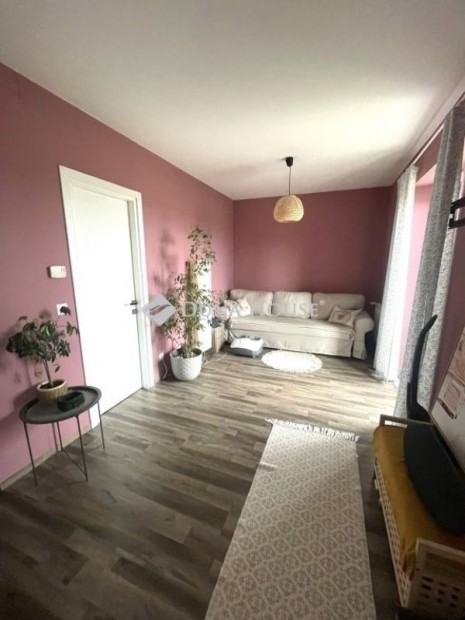 �JSZER� F�LDSZINTI LAK�S SAJ�T KERTTEL