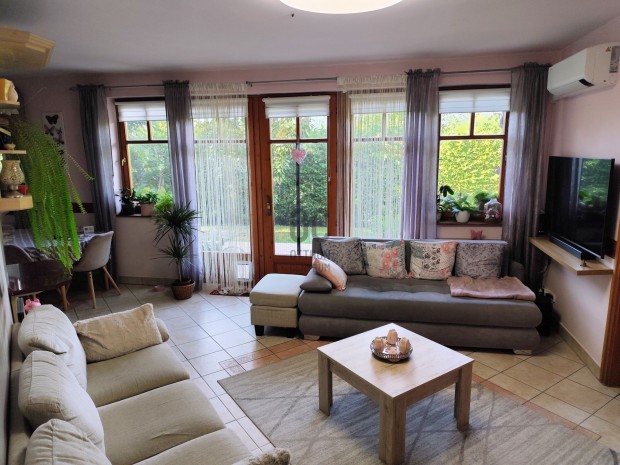 �JSZER�, SORH�ZI LAK�H�Z A K�ZPONTBAN