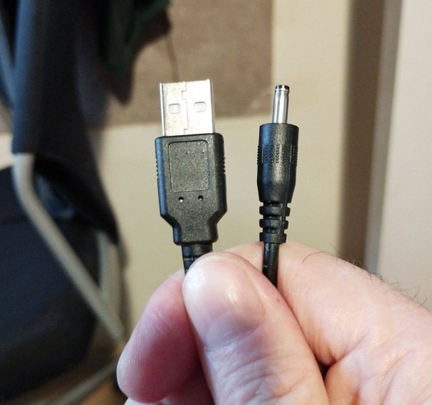 USB-A s 3,5x1,35 mm csatlakoz 2 m adapter kbel 3500 Ft