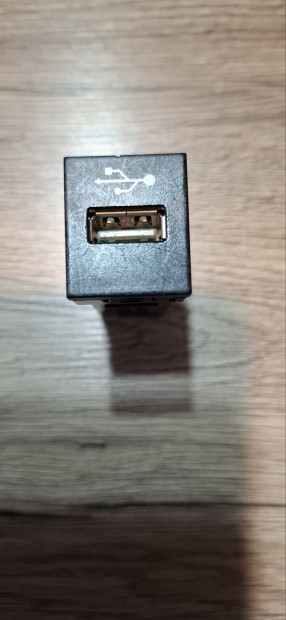 USB csatlakozó Toyota C-HR
