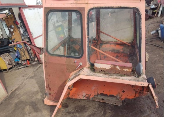 UTB 445 DT traktor fülke