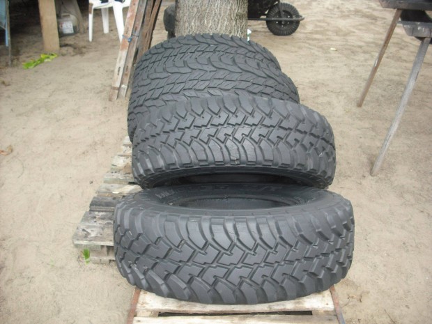 Uaz 15-ös felnire szerelt Bridgestone gumi eladó