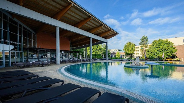 Üdülési hét átadó Siófokon 4* Hotel Azúrban 4fő 2025. 08.02.től