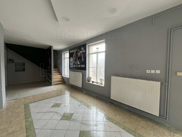 Udvari bej�rat� �zlethelyis�g elad� �ron alul kiv�l� lok�ci�val