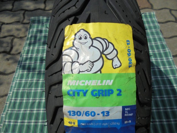 j 130/60 R 13-as 2022-es Michelin robog gumi elad