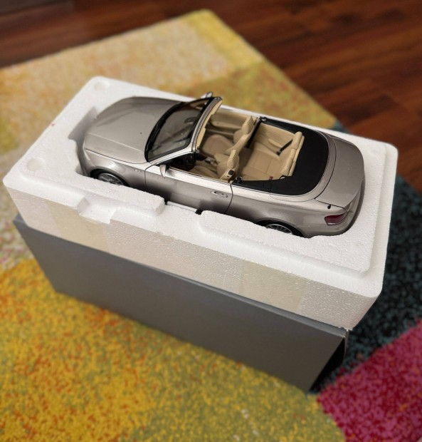 Új 1:18 Kyosho BMW e88 modell