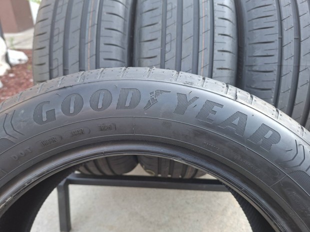 j 215/55 R17 Goodyear nyri gumi garnitra. 215/55/17